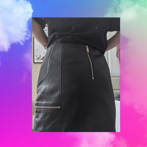 Forever 21~ Leather Zipper Skirt - Picture 2 of 3